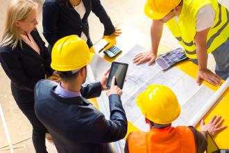 Menschen planen die Arbeit auf einer Baustelle