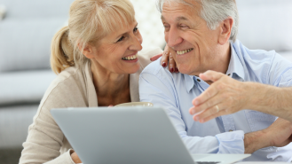 Mann und Frau am Laptop