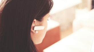 Frau mit Bluetooth Headset